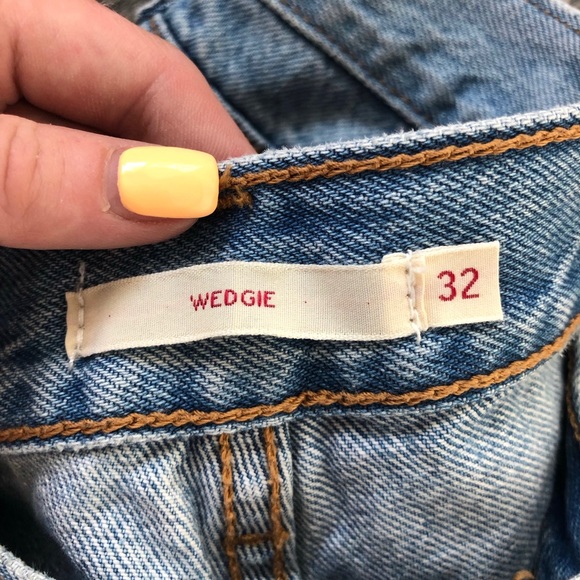 Women’s Levi wedgie size 32 jeans - Picture 4 of 4